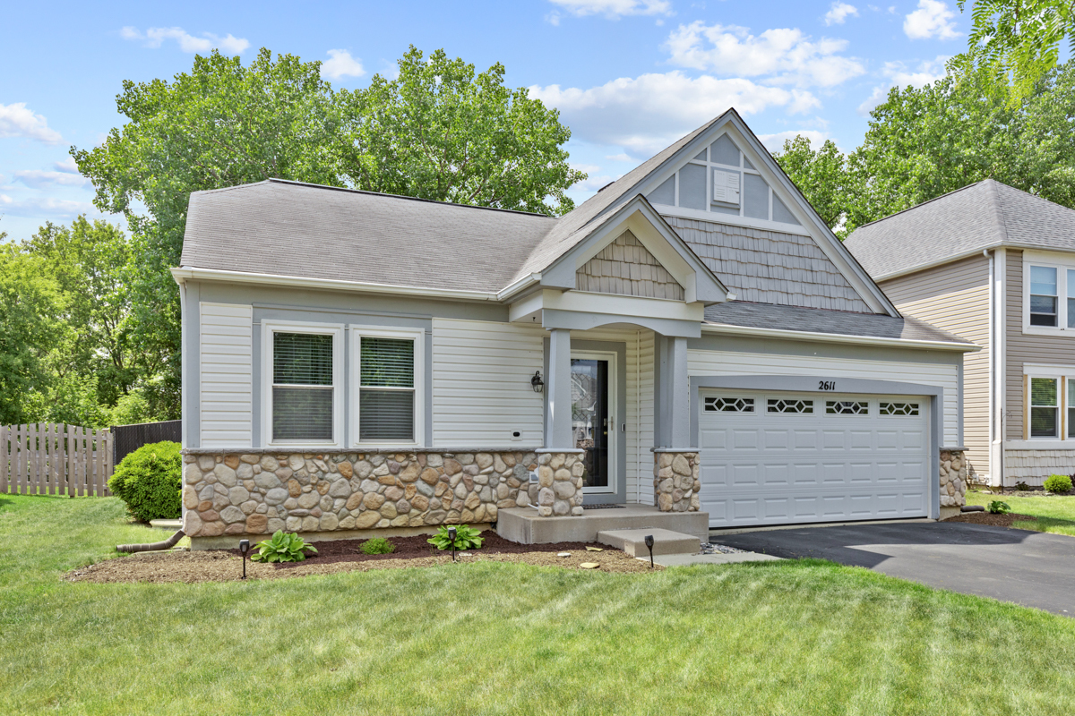 Property Photo: 2611 Stanton Circle IL 60156