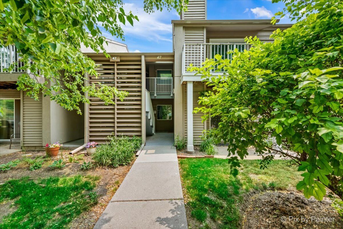 Property Photo: 47 Orchard Terrace 8 IL 60148