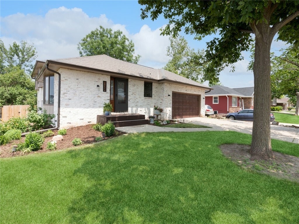 Property Photo:  124 Lynwood Drive  IA 50124 