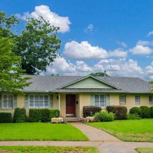 Property Photo: 9533 Springwater Drive TX 75228