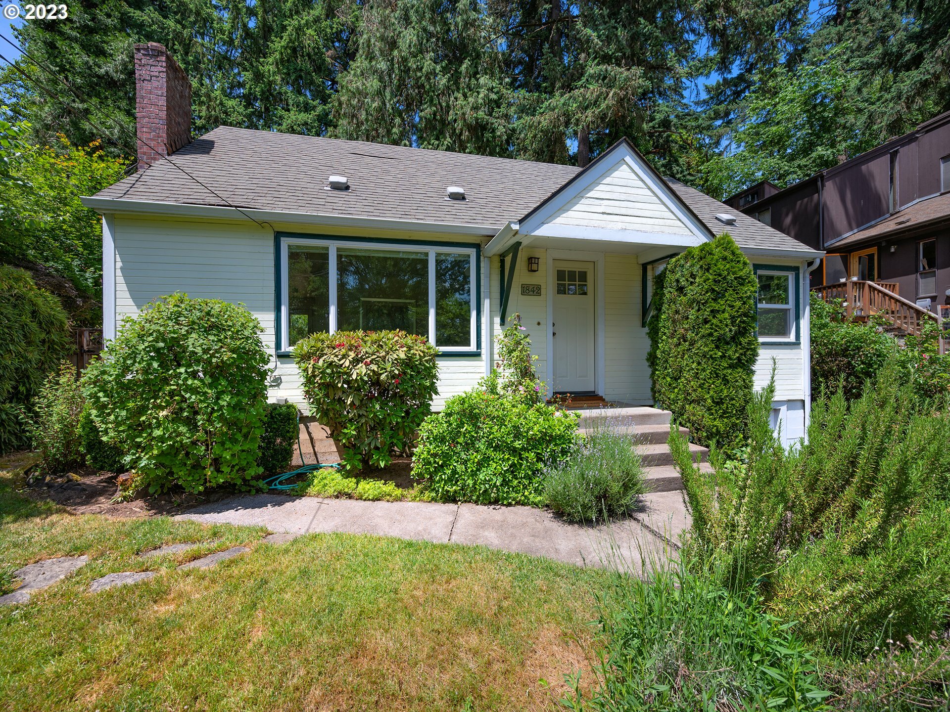 Property Photo:  1842 Riverview St  OR 97403 