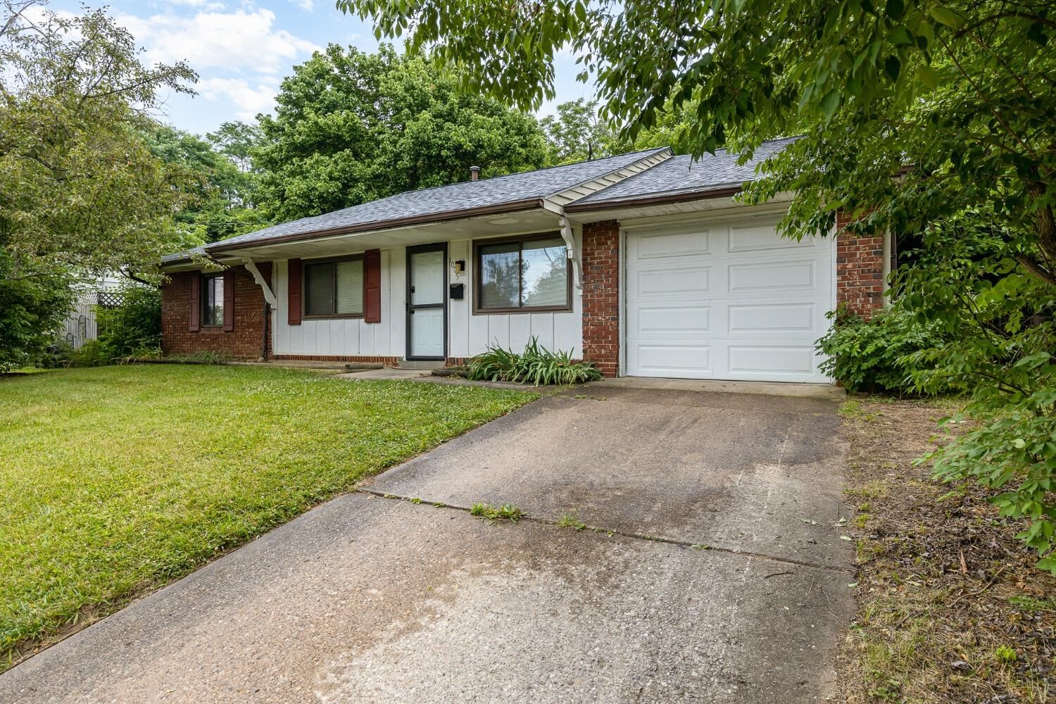 Property Photo:  1005 Huffman Ct  OH 45231