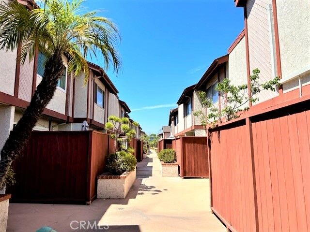 Property Photo:  2509 W Redondo Beach Boulevard 20  CA 90249 