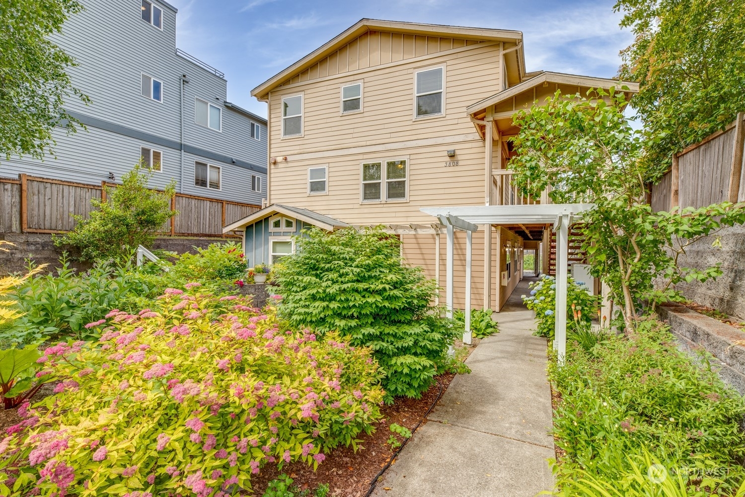 Property Photo:  3808 Hoyt Avenue B  WA 98201 