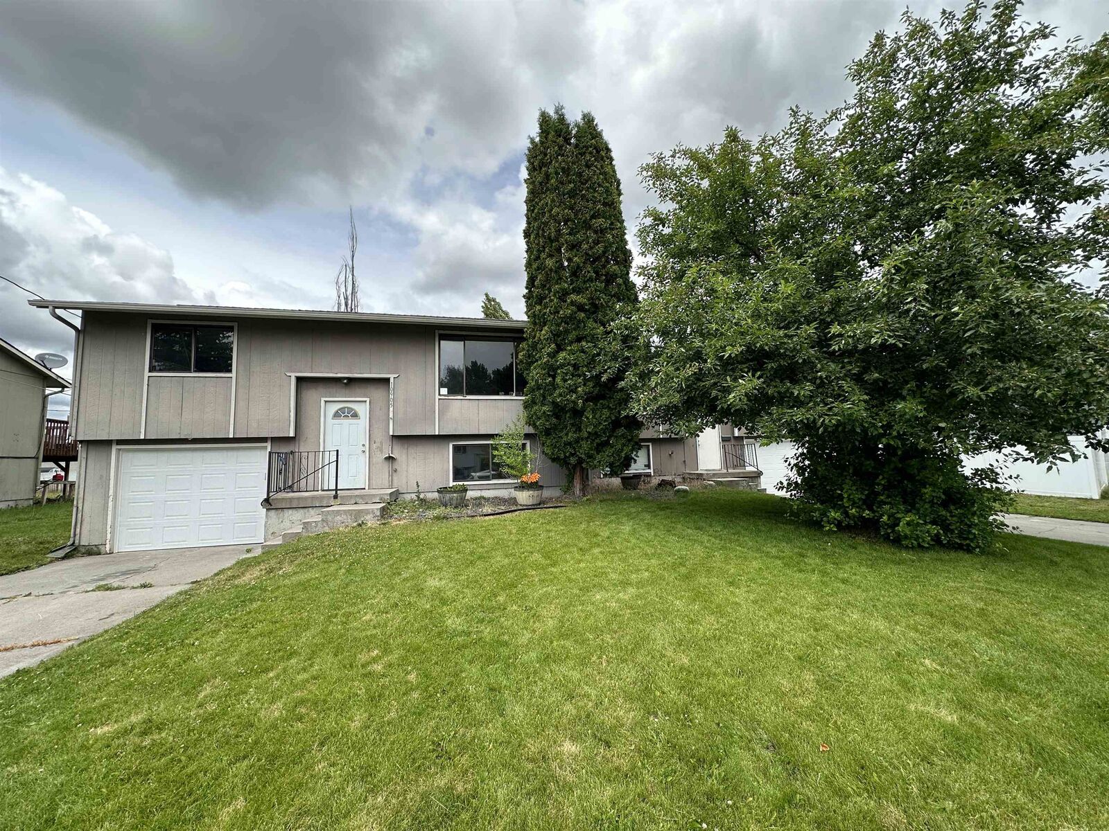 Property Photo: 10905 E Augusta Ave 10907 E Augusta WA 99206
