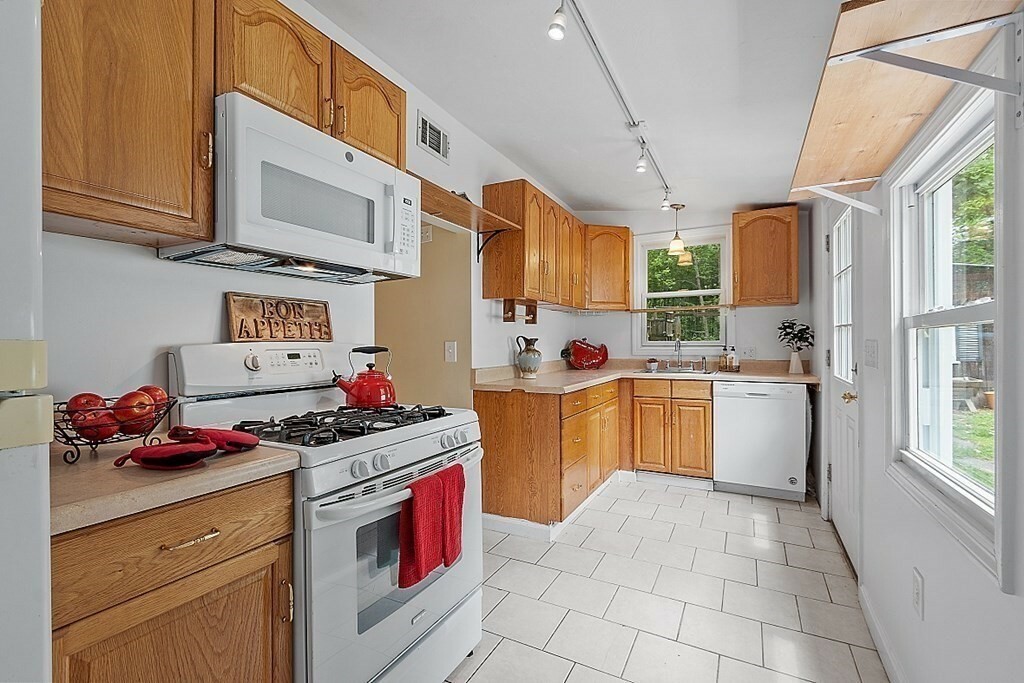 Property Photo:  129 Pleasant St  MA 01462 