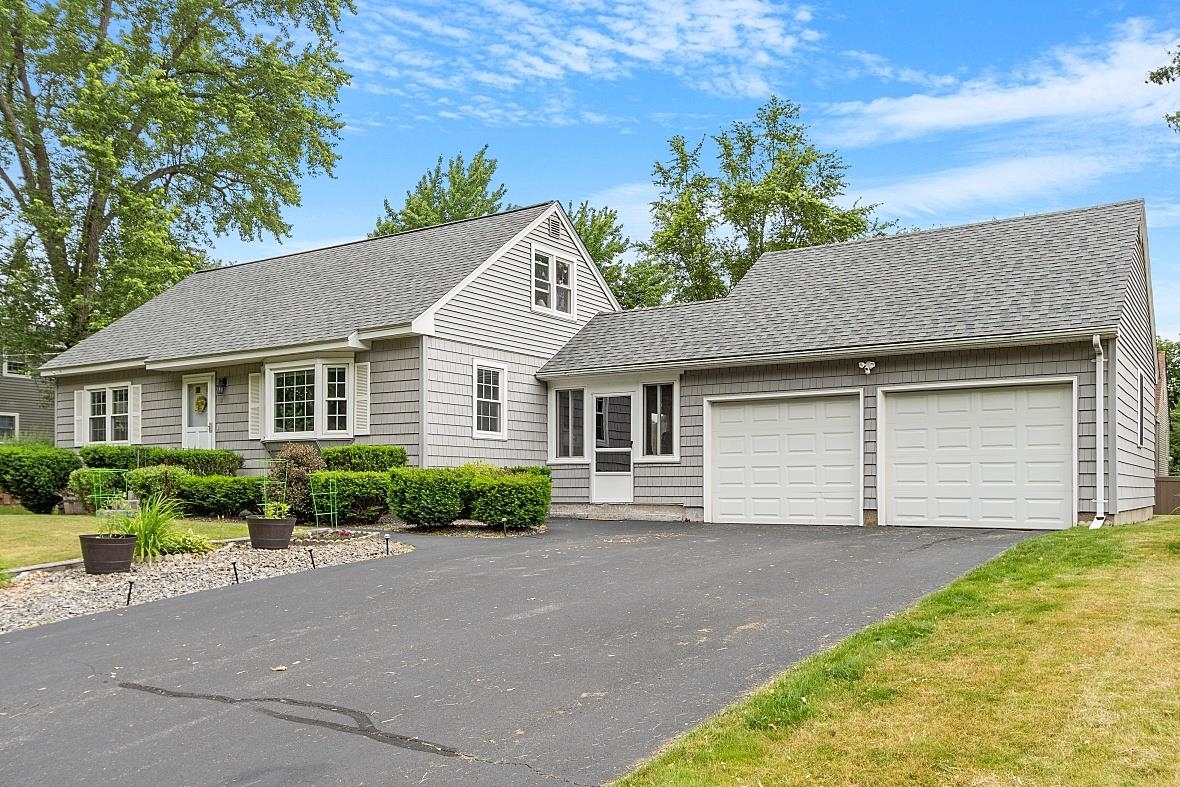 Property Photo: 10 Upstone Drive NH 03063