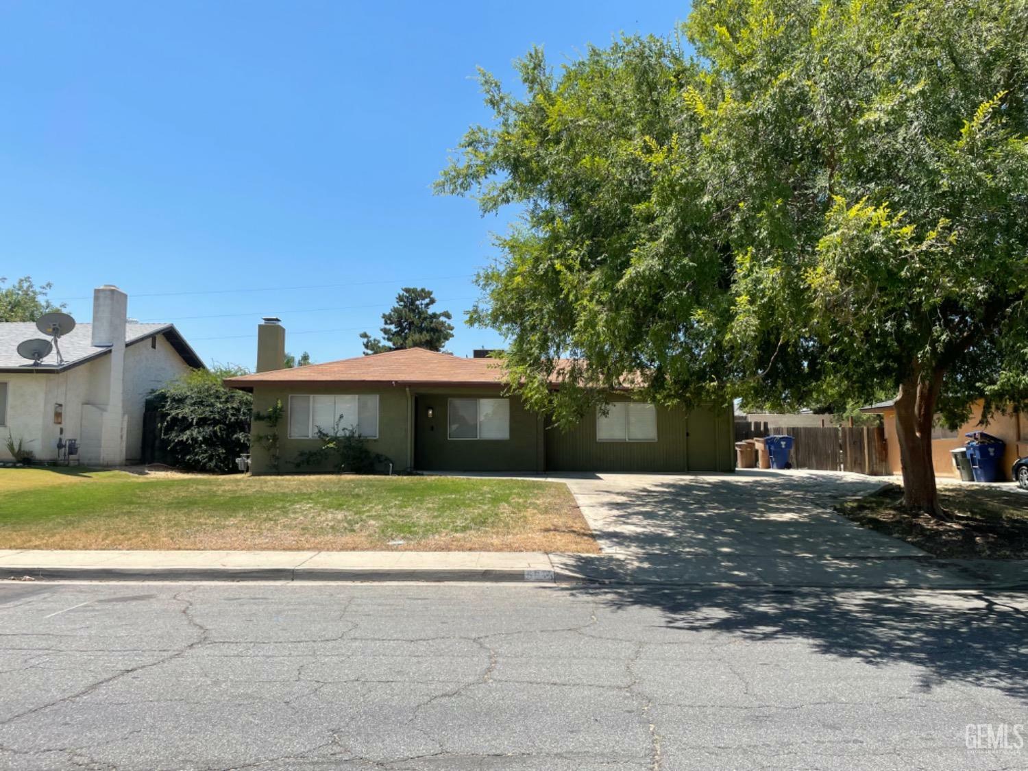 Property Photo:  5811 Fair Oaks Drive  CA 93306 