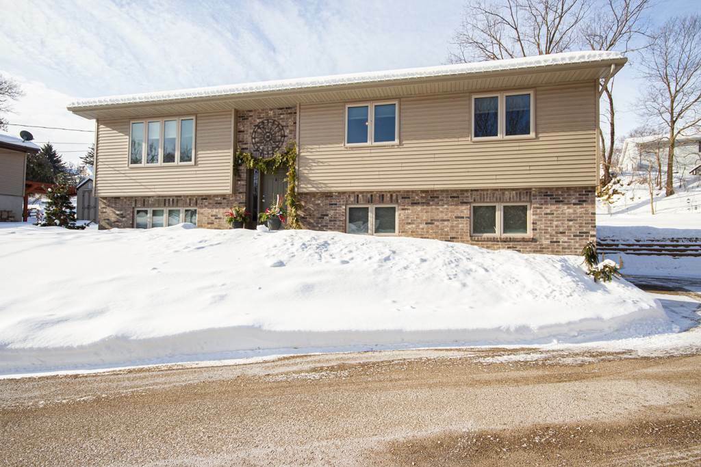 Property Photo:  1825 Glen Oak Street  IA 52001 