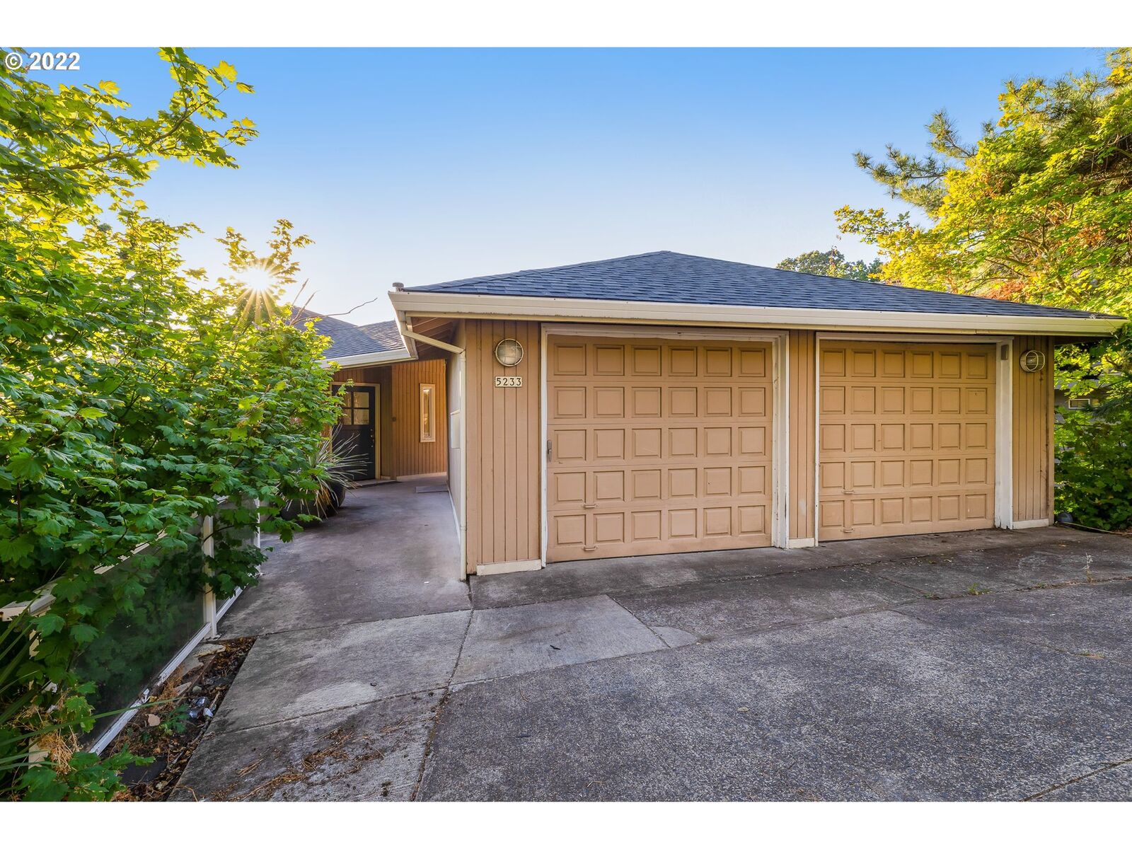 Property Photo: 5233 N Emerson Dr OR 97217