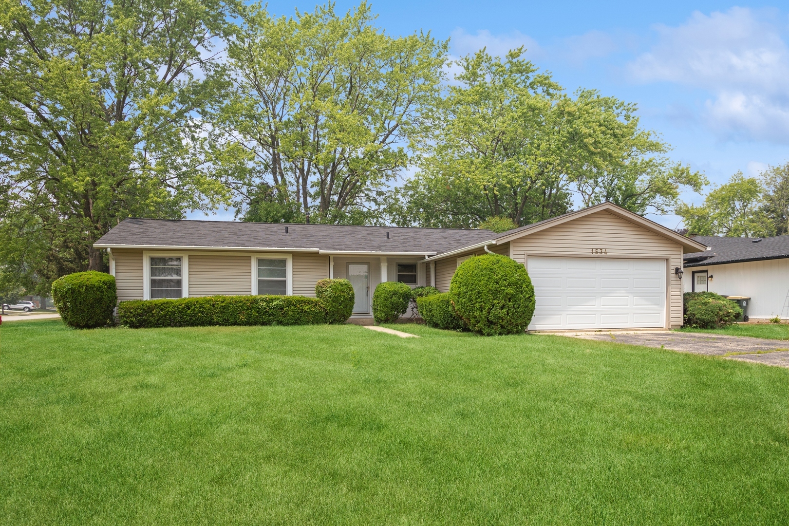 Property Photo:  1534 Collins Circle  IL 60007 