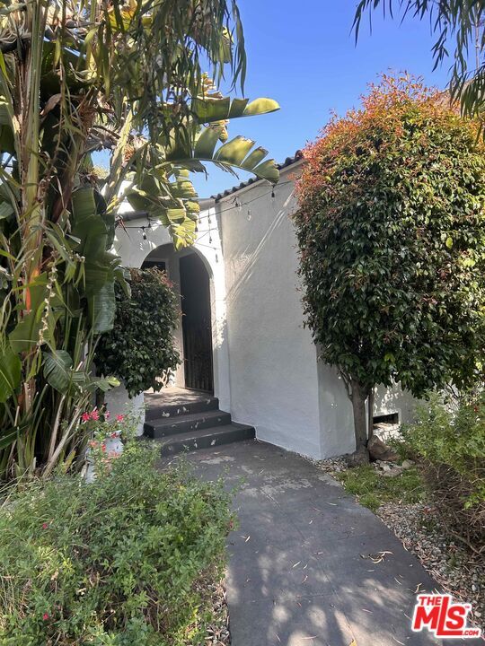 Property Photo:  2640   Vineyard Ave  CA 90016 