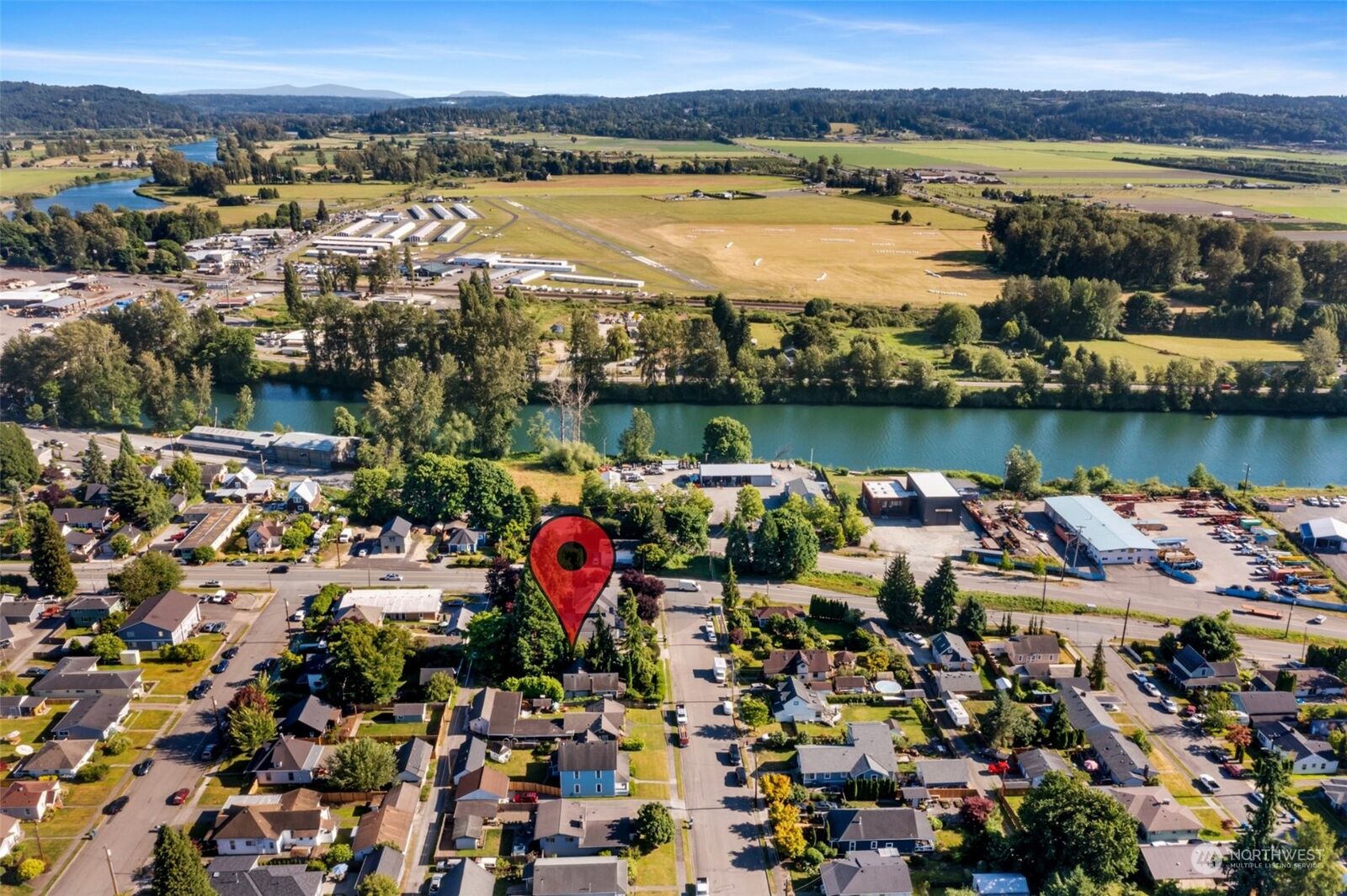 Property Photo:  207 Avenue G  WA 98290 