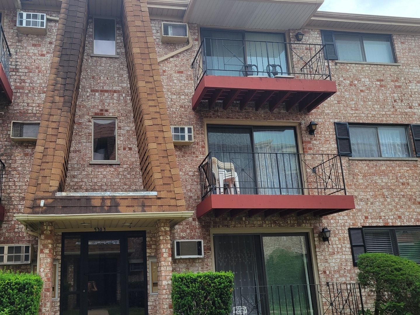 Property Photo:  5303 N Delphia Avenue 303  IL 60656 