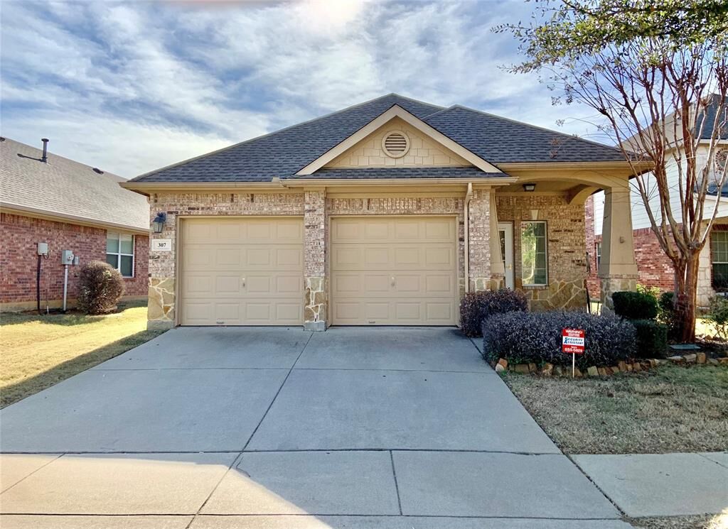 Property Photo:  307 Kirby Drive  TX 76226 