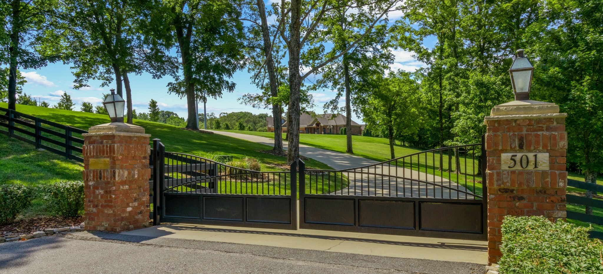 Property Photo: 501 Stonegate Dr TN 37043