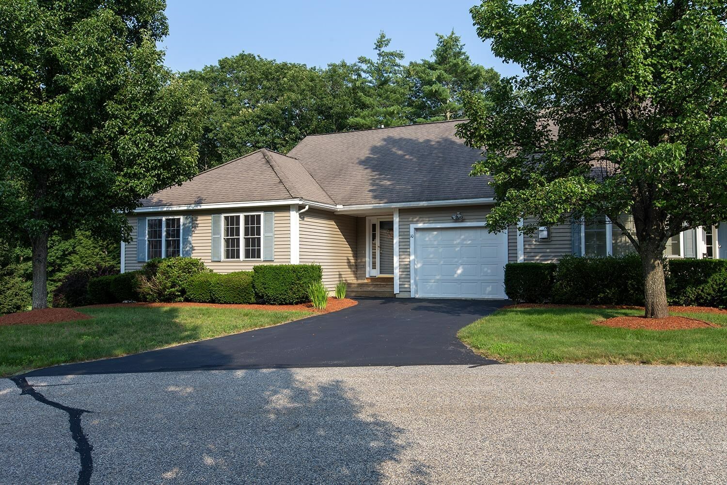 Property Photo:  10 Nathaniel Drive  NH 03077 