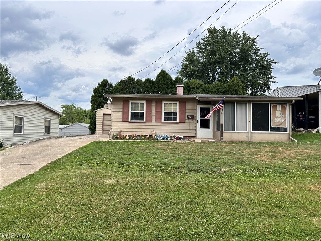 Property Photo:  412 Illinois Avenue  OH 44420 