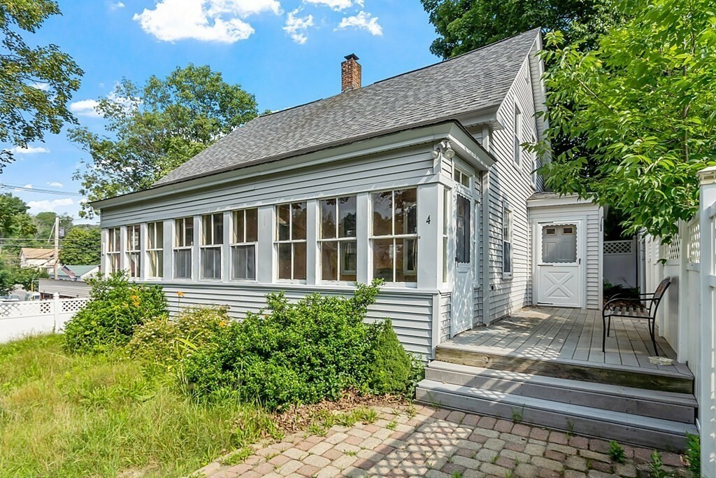 Property Photo:  4 Dunster Hill Rd  NH 03048 