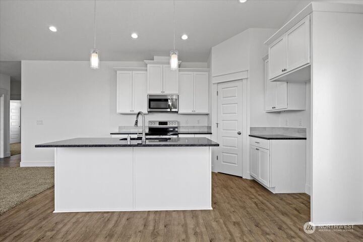 Property Photo:  1332 E Cascade Street  WA 99344 