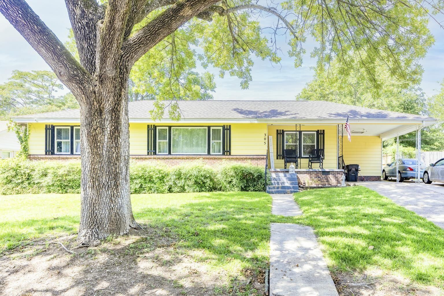 Property Photo:  305 W Pine Street  AR 72015 