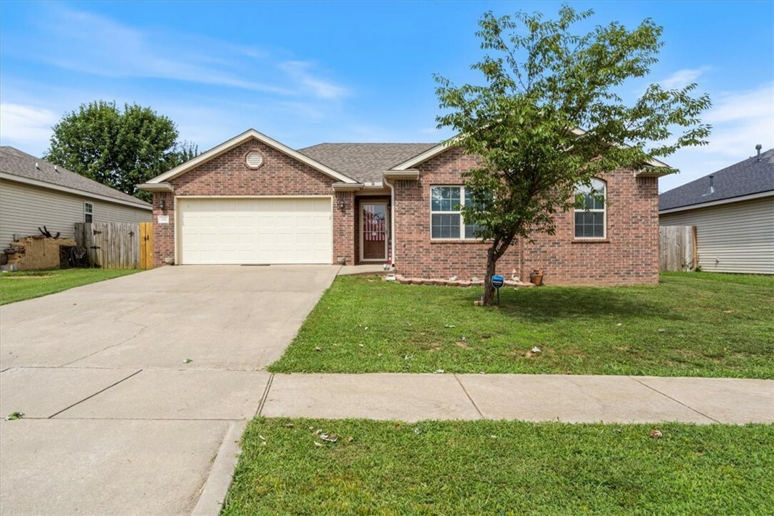 Property Photo:  1302 N 30th Street  AR 72756 