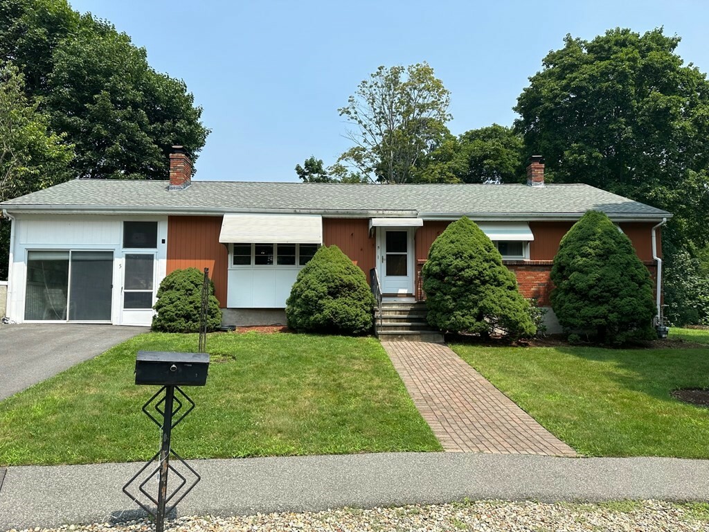 Property Photo:  5 Surrey Circle  MA 01801 