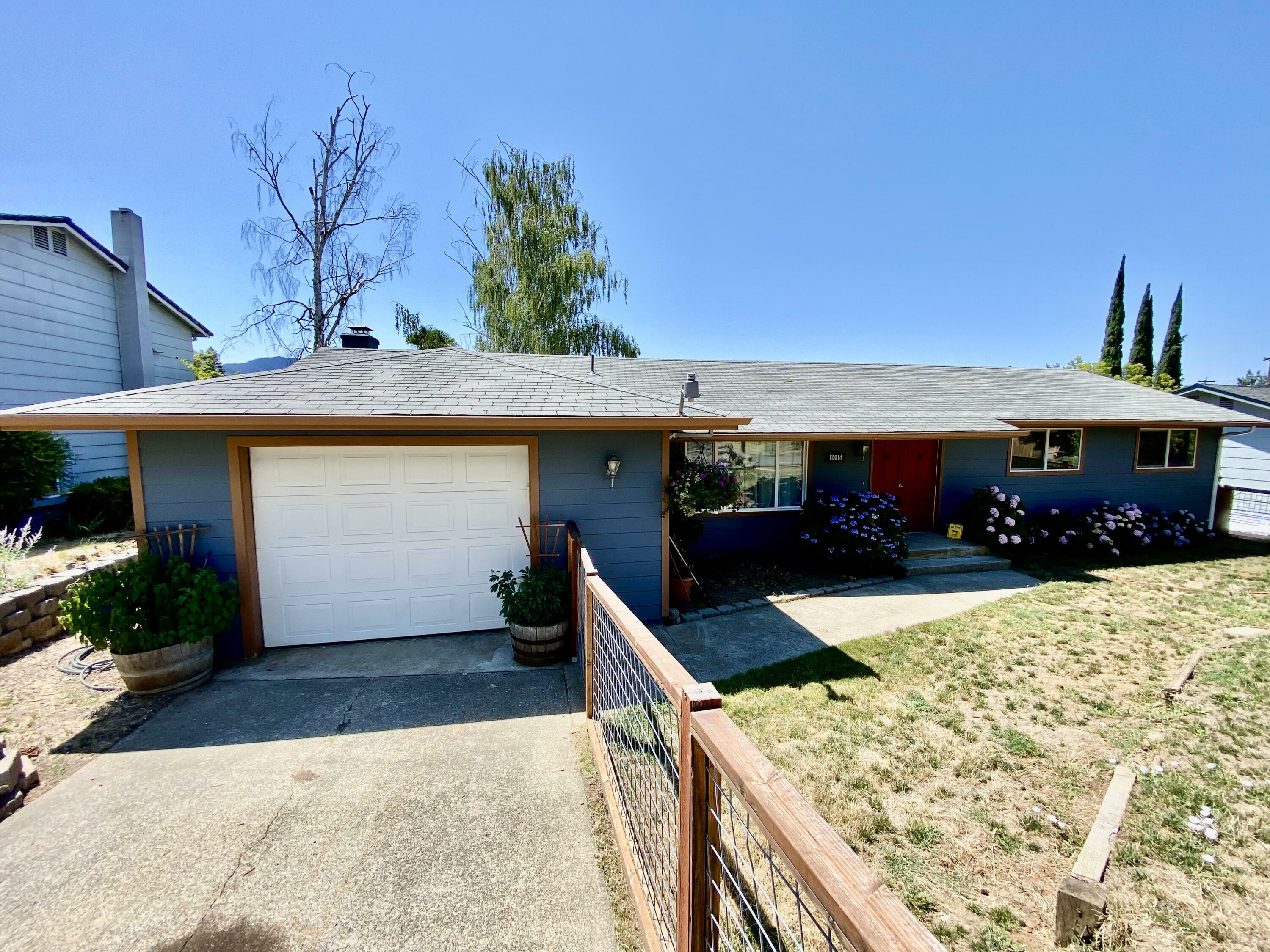 Property Photo:  1015 NE Pepperwood Drive  OR 97526 