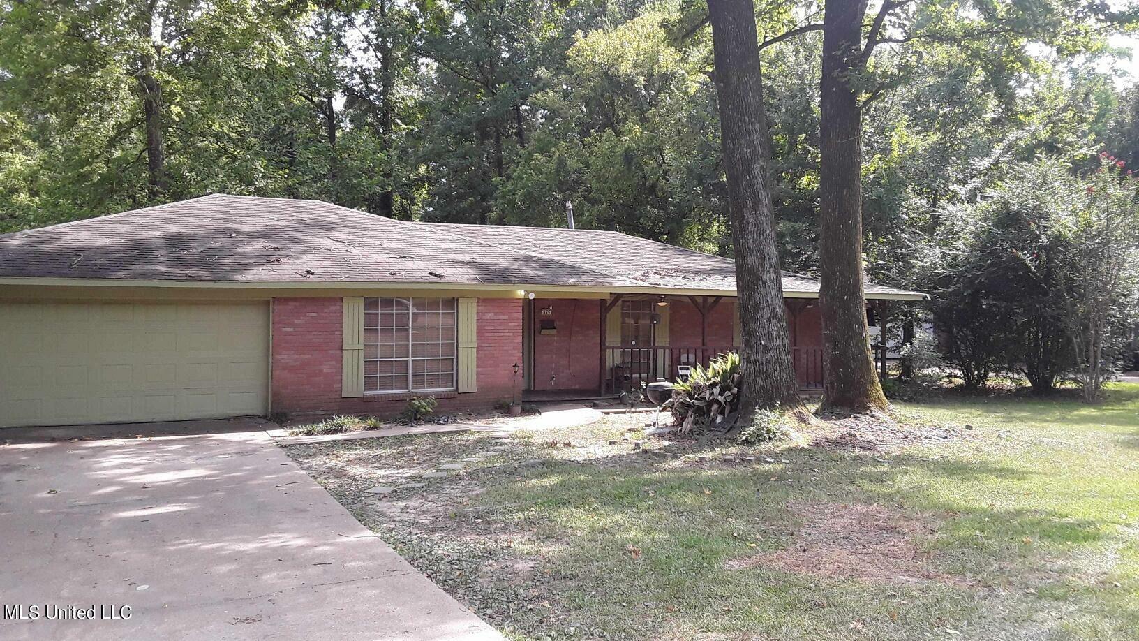 Property Photo: 865 Fairfax Circle MS 39211