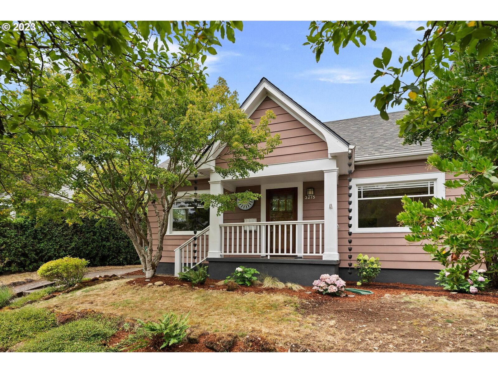 Property Photo: 3215 NE 51st Ave OR 97213