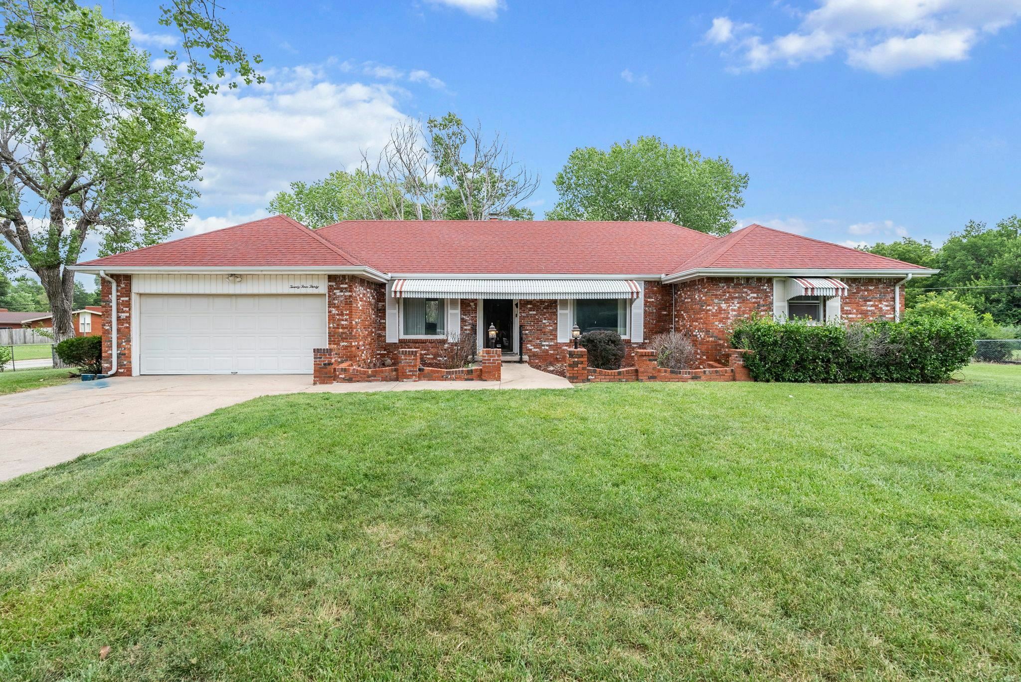 Property Photo:  2430 N Roosevelt St  KS 67220-2813 