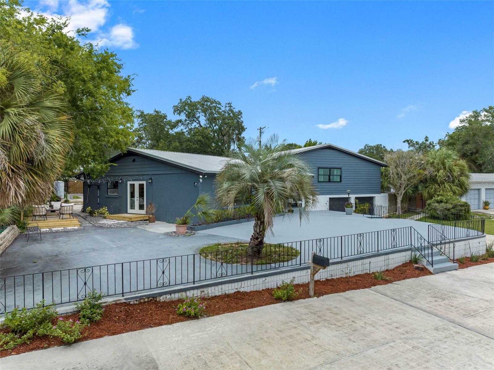 Property Photo:  5406 Riverhills Drive  FL 33617 