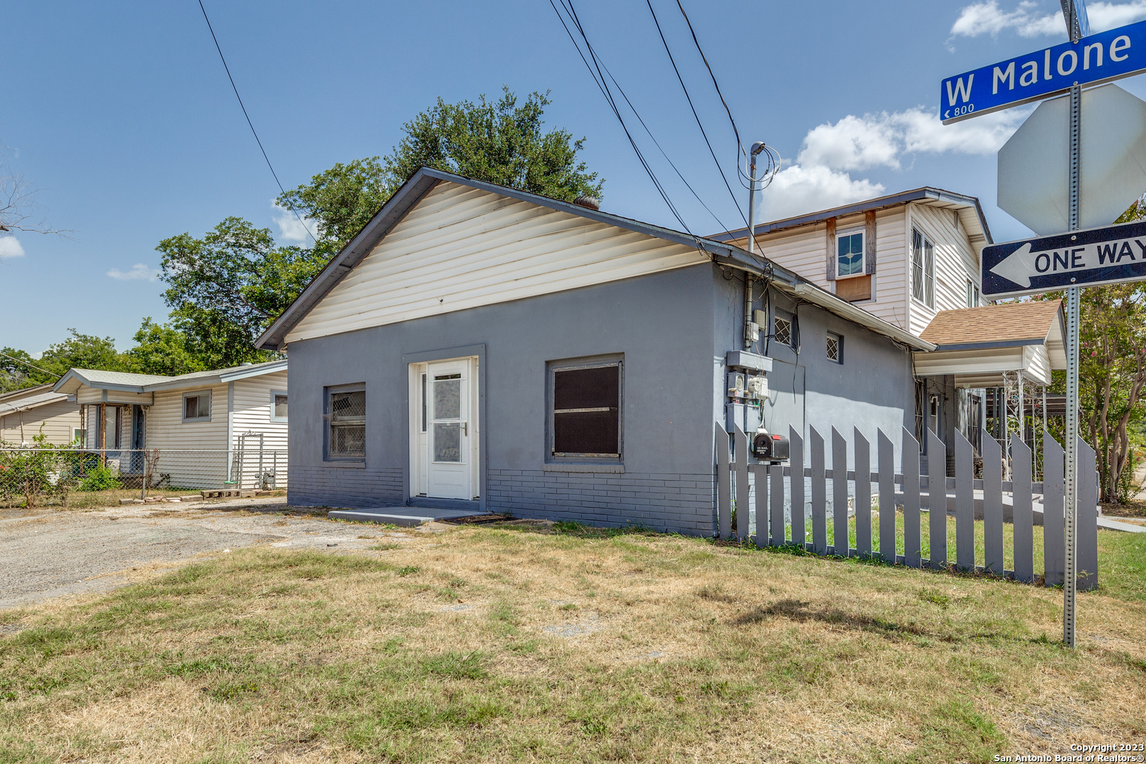Property Photo: 846 W Malone Ave TX 78225