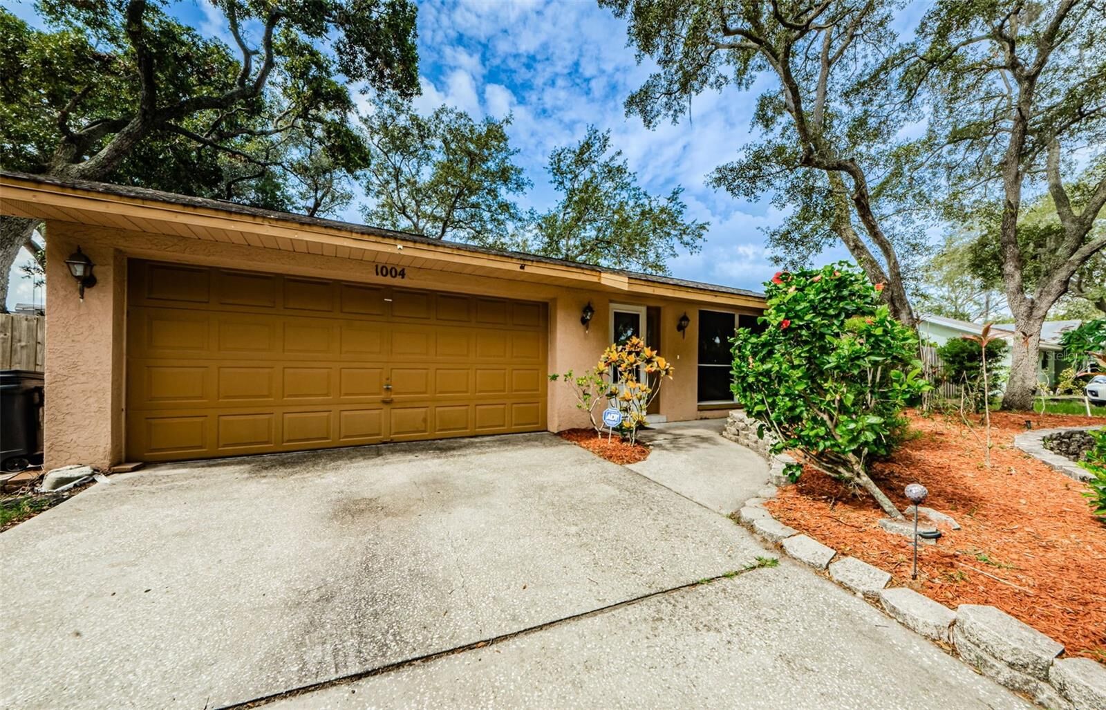 Property Photo:  1004 Rosetree Lane  FL 34689 