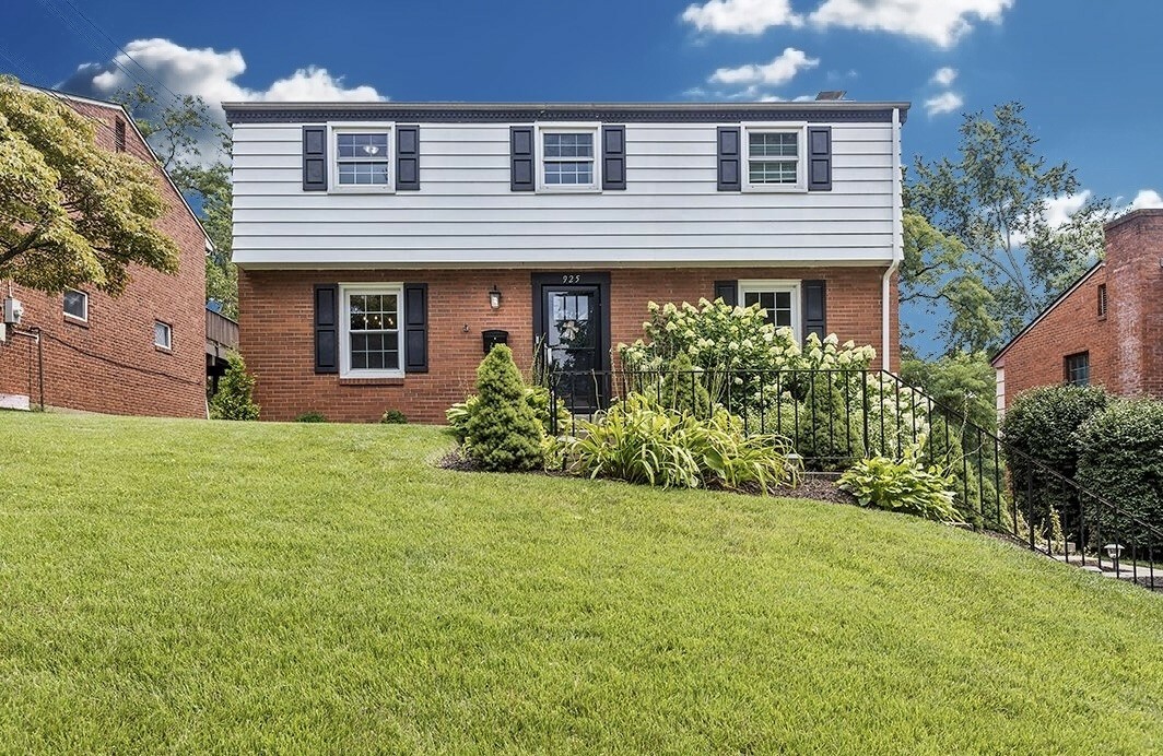 Property Photo:  925 Lovingston Dr  PA 15216 