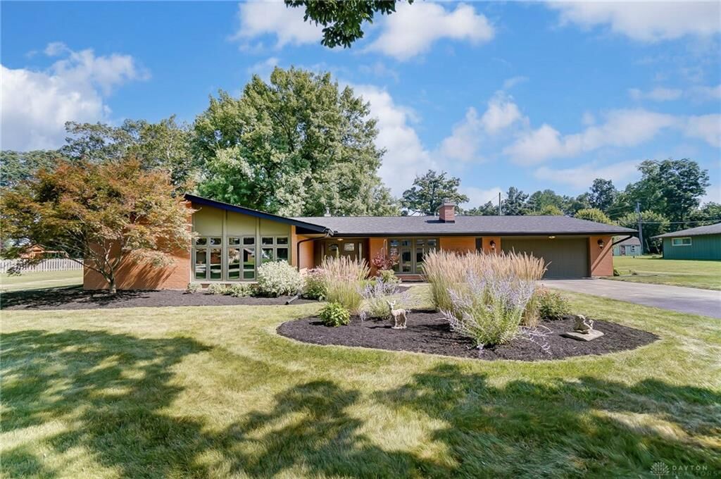 Property Photo:  1045 Oak Lea Drive  OH 45373 