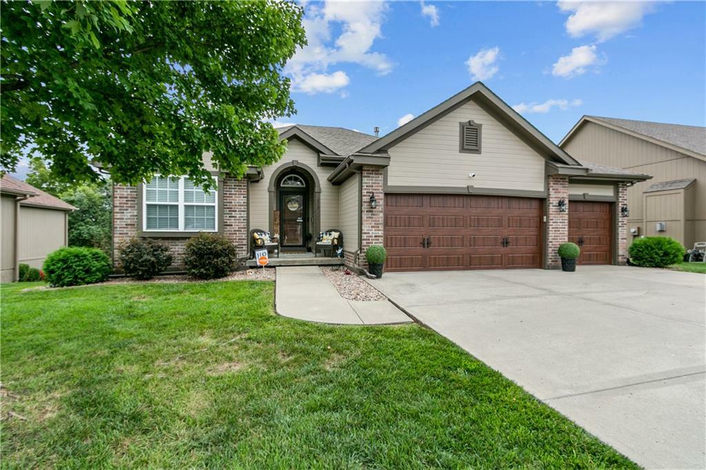 Property Photo: 713 SW Joseph Circle MO 64029