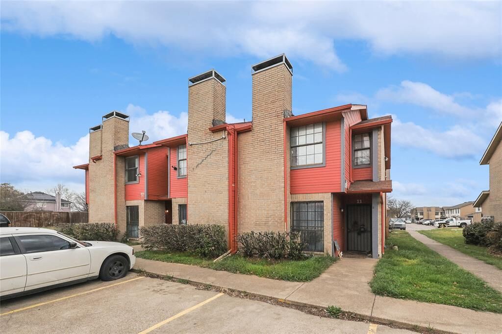 Property Photo: 8005-M Rothington Road 11-17 TX 75227