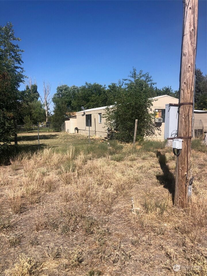 Property Photo:  19055 NW Franklin Street  WA 98851 