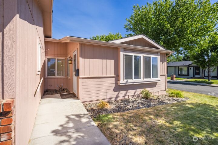 Property Photo:  1100 Rosewood Drive 101  WA 98926 