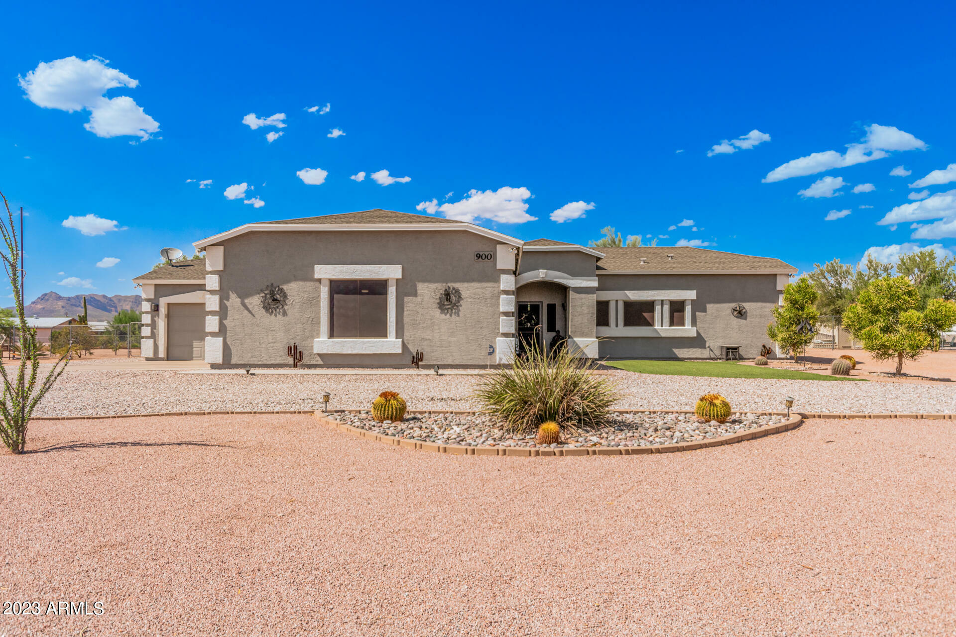 Property Photo:  900 W Tepee Street  AZ 85120 