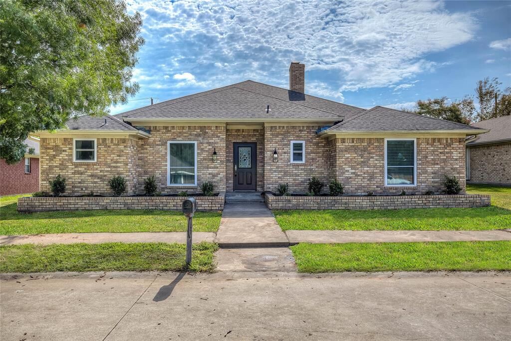Property Photo: 1821 Woodbridge Drive TX 75482