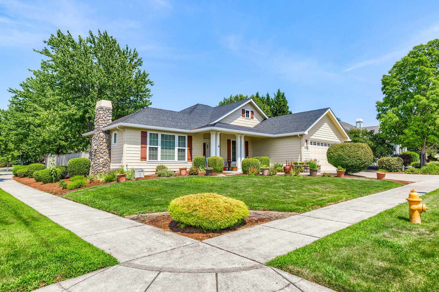 Property Photo: 3615 Calle Vista Drive OR 97504
