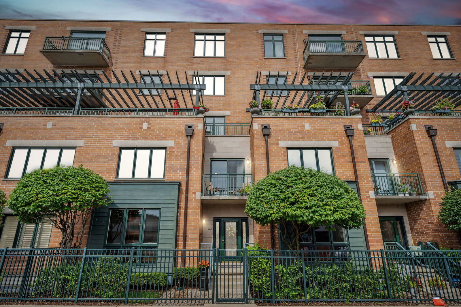 Property Photo: 131 W Adelaide Street 103 IL 60126