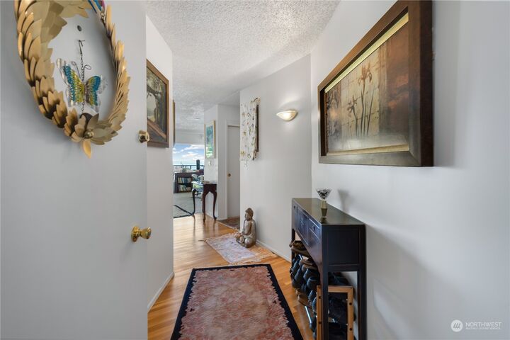 Property Photo: 550 Elm Way 201 WA 98020