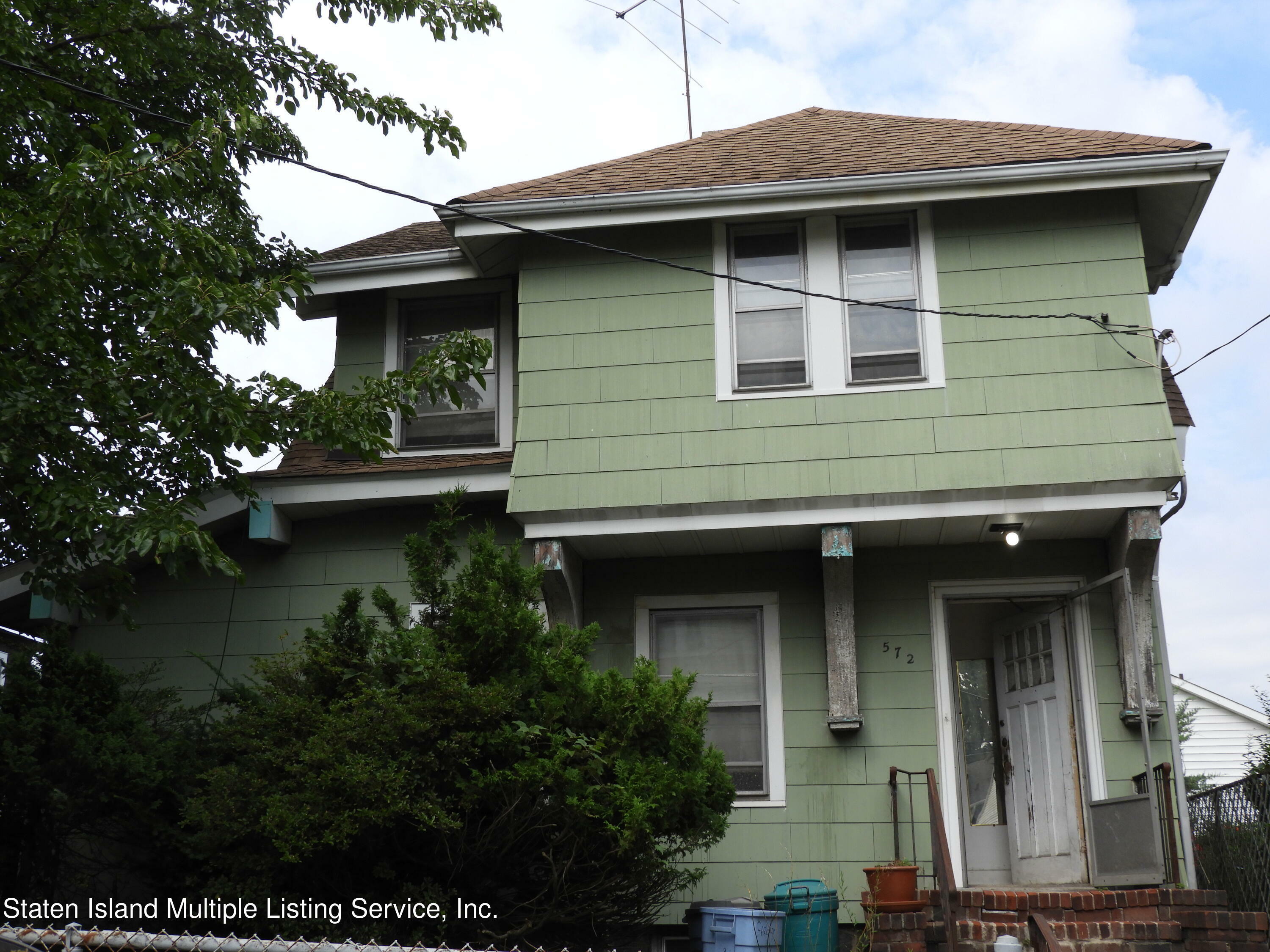 Property Photo:  572 Davis Avenue  NY 10310 