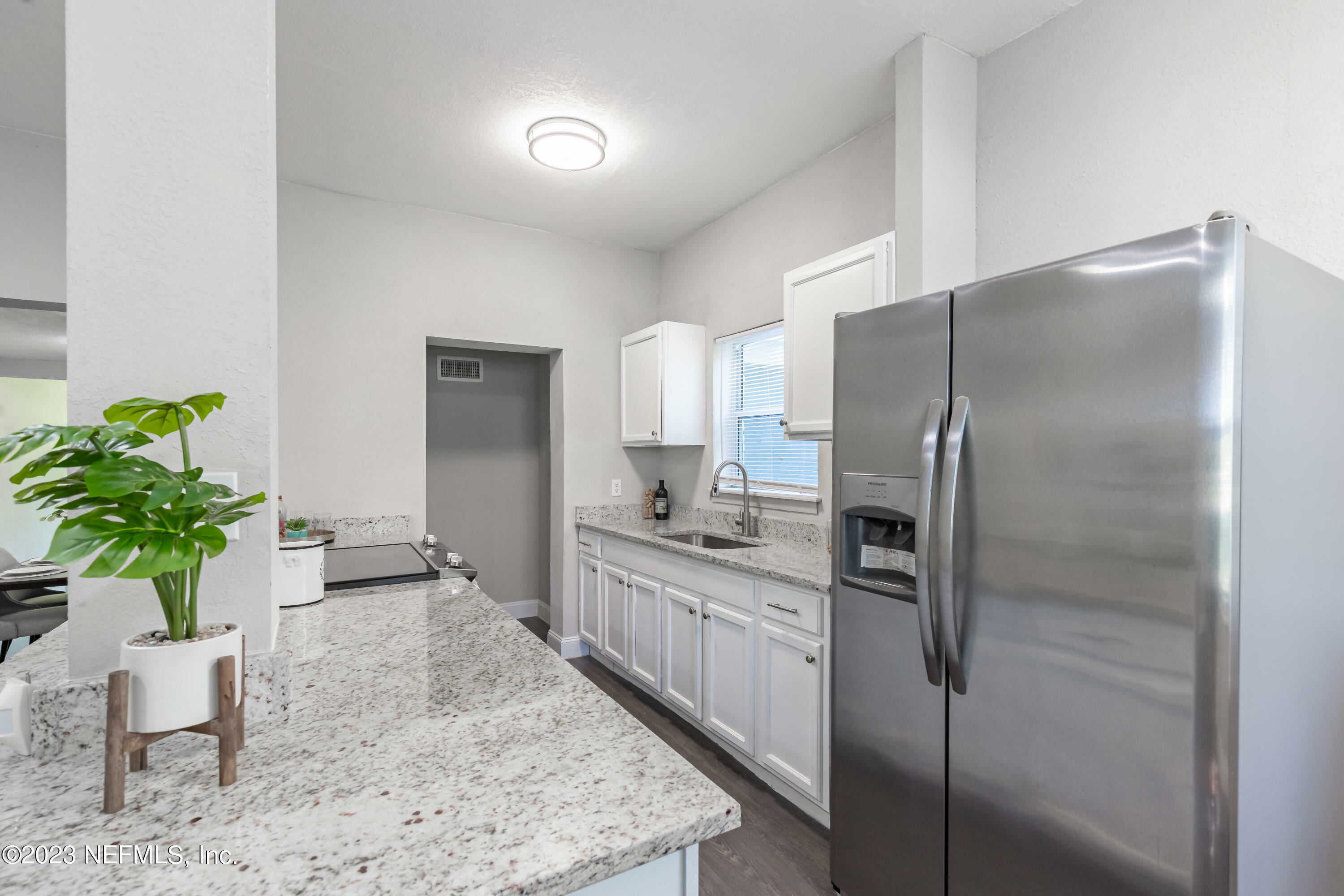 Property Photo: 4867 Irvington Avenue FL 32210