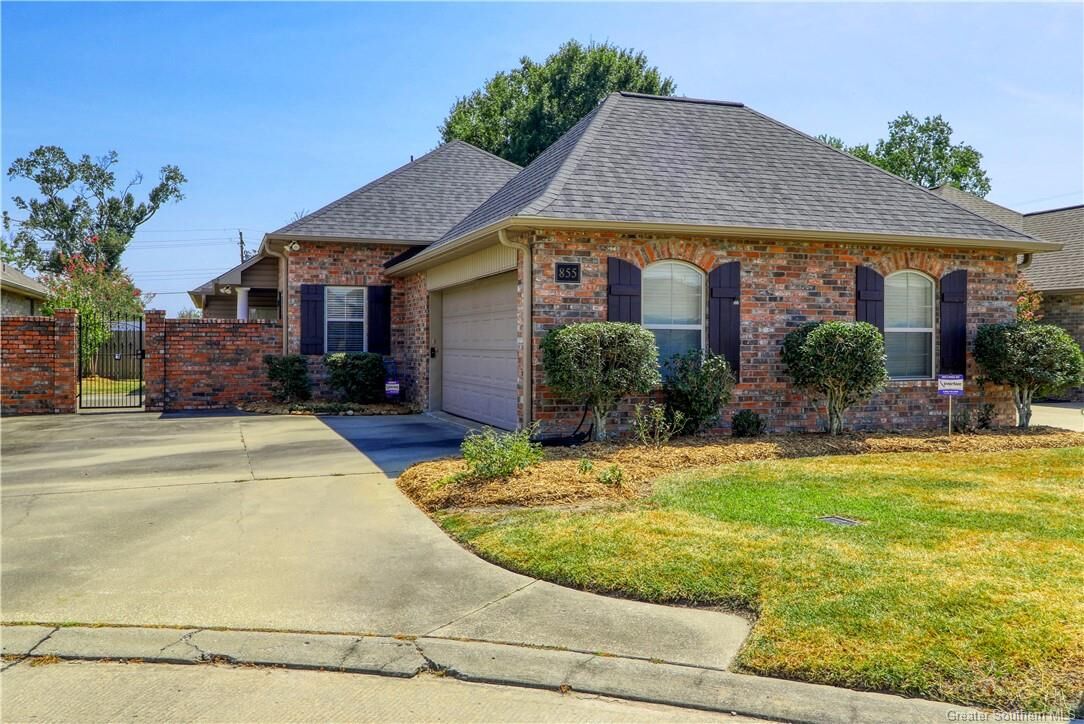 Property Photo:  855 W Contour Drive  LA 70605 