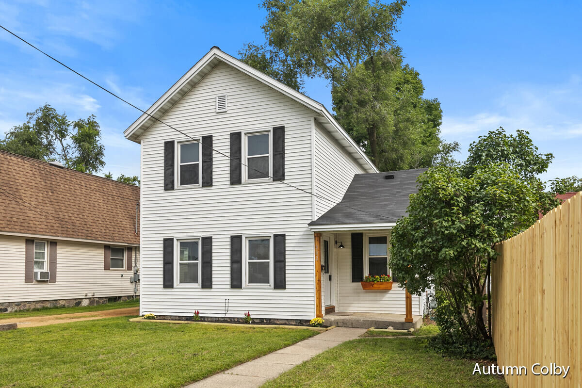 Property Photo:  302 W Charles Street  MI 48838 