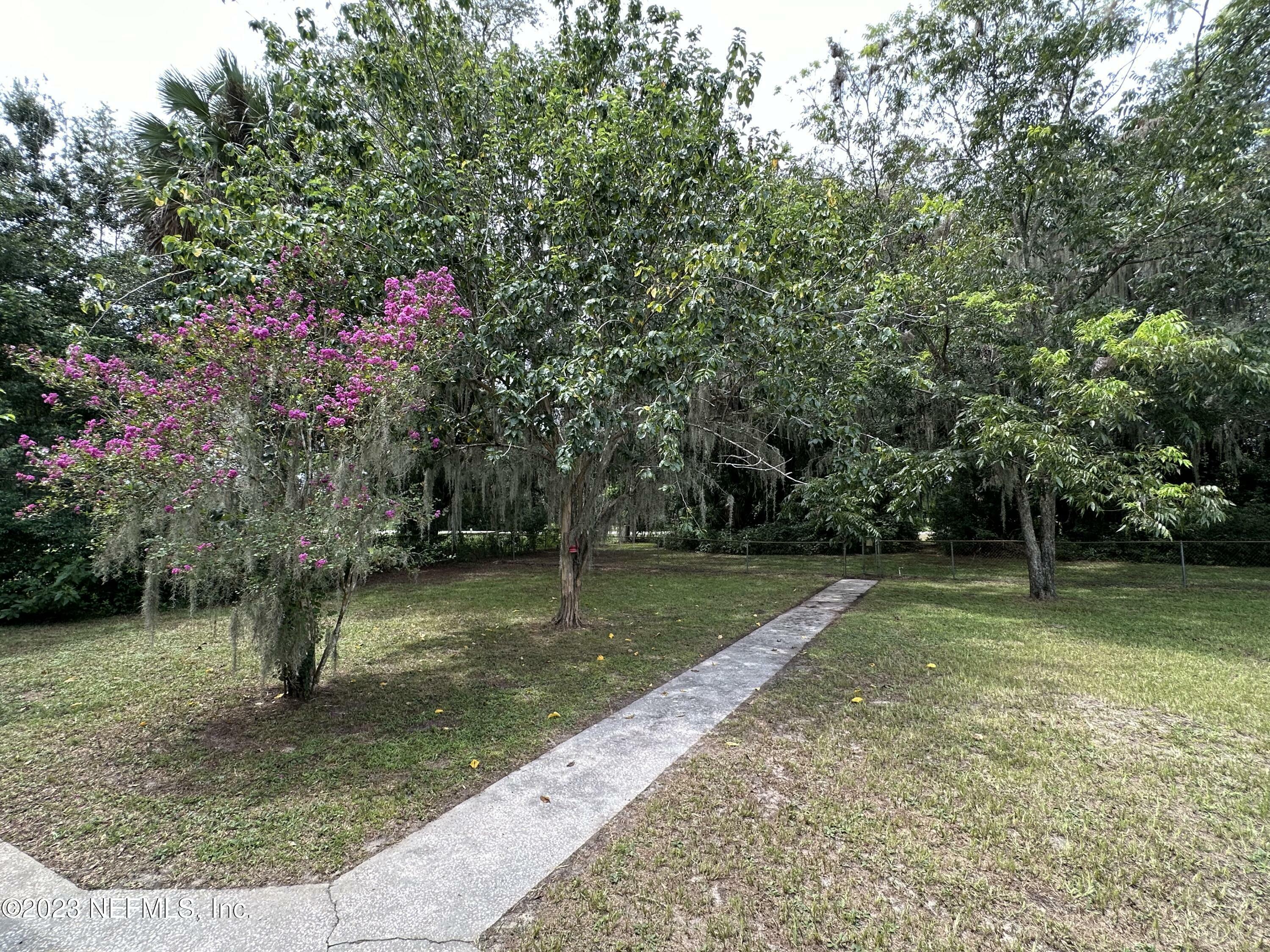 Property Photo: 500 W Peniel Rd FL 32177